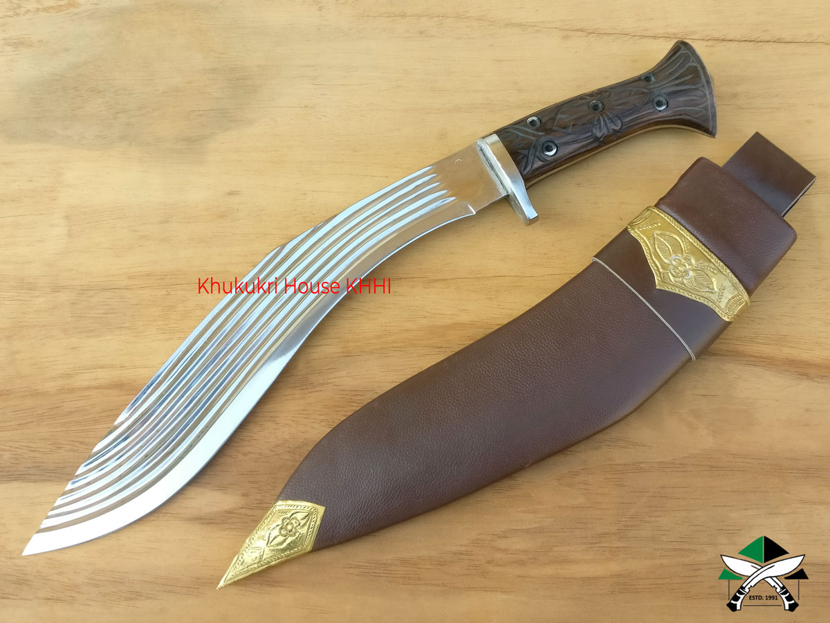 khukuri with 7 chhirra/fuller on the blade