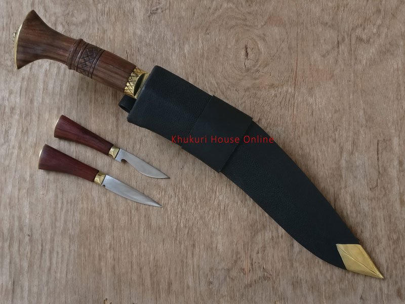 chitange inside sheath with small knives