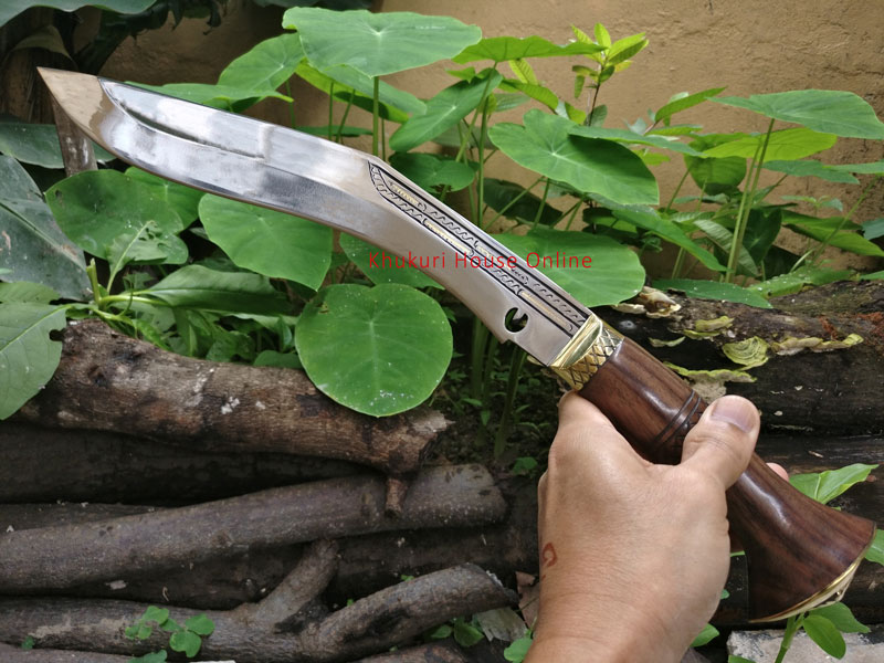 handheld view of chitlange khukuri