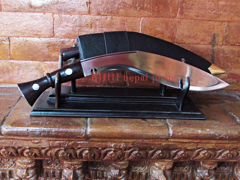 Kukri displaying style in a Double Stand