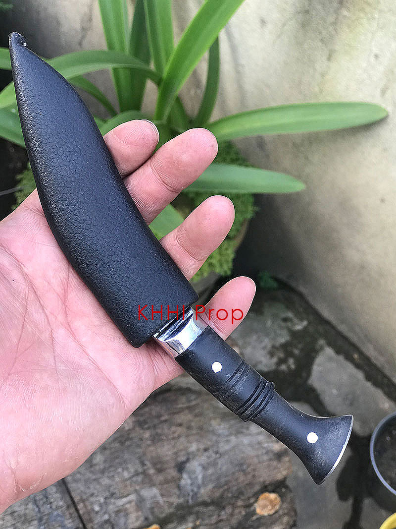 pocket kukri knife with concealable blade