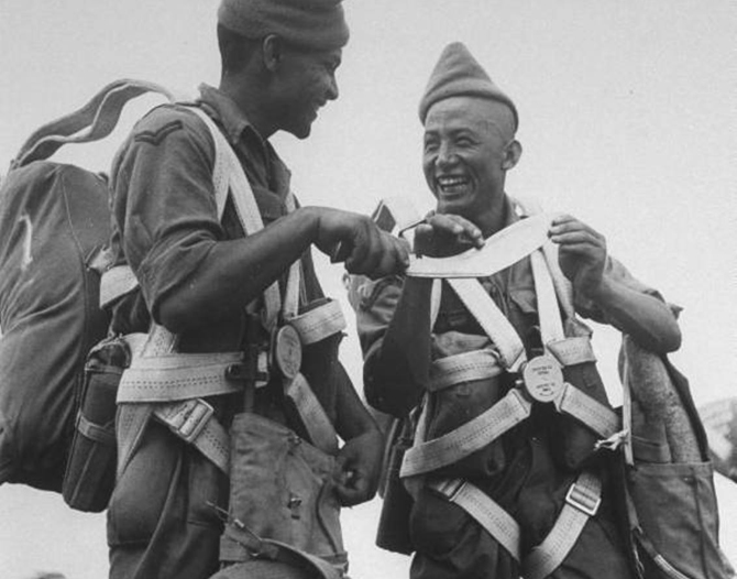 Gurkha praising a good khukuri during 1945 in Myanmar(Burma)